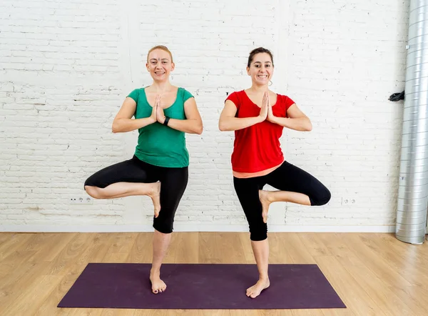 Retrato Instructora Sofá Yoga Ayudando Una Joven Amiga Practicar Juntos —  Fotos de Stock