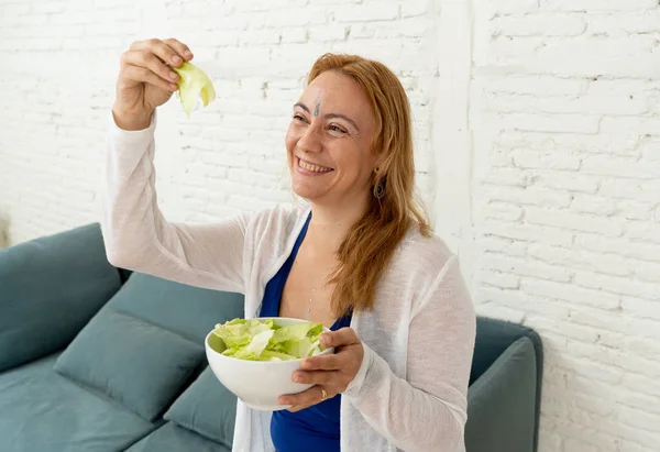 Femme Gaie Montrant Bol Salade Légumes Verts Sentant Heureux Changement — Photo