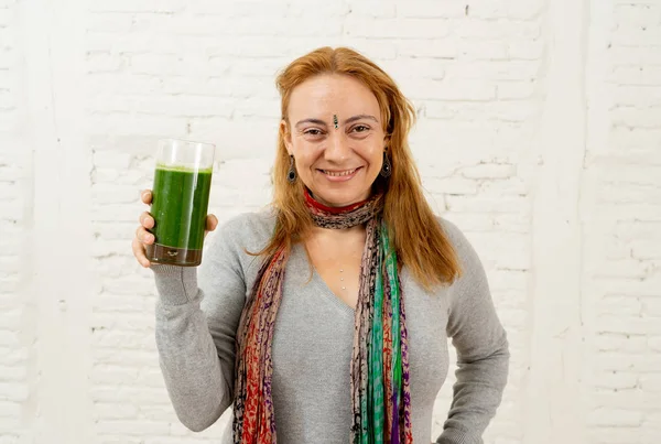 Fröhliche Frau Lächelt Und Hält Glas Grünen Gemüse Smoothie Auf — Stockfoto