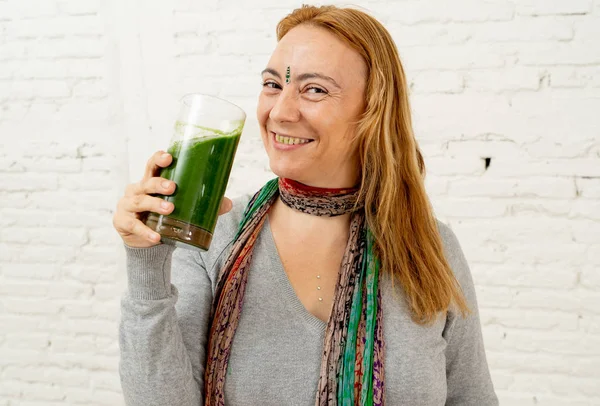 Χαρούμενη Γυναίκα Που Χαμογελά Εκμετάλλευση Ποτήρι Πράσινο Smoothie Λαχανικών Απομονώνονται — Φωτογραφία Αρχείου