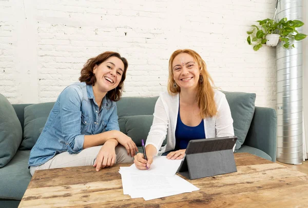 Jeunes Femmes Affaires Créatives Actives Travaillant Ensemble Tant Que Pigiste — Photo