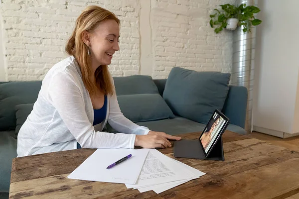 有吸引力的企业家女商人在国内平板电脑上参加视频会议电子会议远程会议在线咨询视频访谈与现代技术理念 — 图库照片