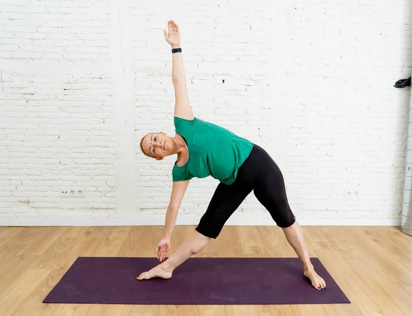 Retrato Una Hermosa Profesora Que Muestra Pose Yoga Pie Variación — Foto de Stock