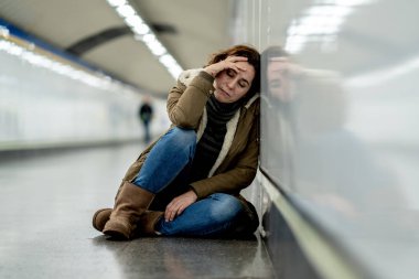 Genç Yetişkin utanç felling depresif ve umutsuz tek başına oturmak içinde depresyon yalnızlık ruh sağlığı zemin Metro City duygusal ağrı sosyal şiddet edici ilişki ve taciz kavramı.