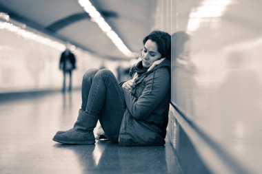 Genç Yetişkin utanç felling depresif ve umutsuz tek başına oturmak içinde depresyon yalnızlık ruh sağlığı zemin Metro City duygusal ağrı sosyal şiddet edici ilişki ve taciz kavramı.