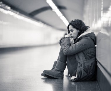 Genç Yetişkin utanç felling depresif ve umutsuz tek başına oturmak içinde depresyon yalnızlık ruh sağlığı zemin Metro City duygusal ağrı sosyal şiddet edici ilişki ve taciz kavramı.