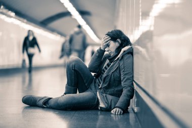 Genç Yetişkin utanç felling depresif ve umutsuz tek başına oturmak içinde depresyon yalnızlık ruh sağlığı zemin Metro City duygusal ağrı sosyal şiddet edici ilişki ve taciz kavramı.