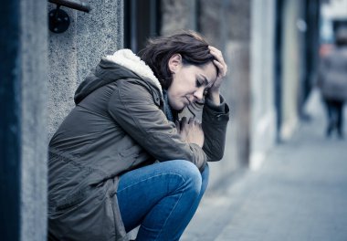 Çekici kadın üzgün mutsuz kalbi kırık ve yalnız şehir ruh sağlığı duygusal ağrı kötü niyetli İlişkiler ve yalnızlık kavramı kentsel sokakta oturan felling depresyon acı.