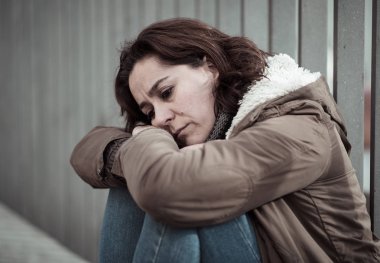 Çekici kadın üzgün mutsuz kalbi kırık ve yalnız şehir ruh sağlığı duygusal ağrı kötü niyetli İlişkiler ve yalnızlık kavramı kentsel sokakta oturan felling depresyon acı.
