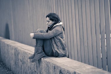 Çekici kadın üzgün mutsuz kalbi kırık ve yalnız şehir ruh sağlığı duygusal ağrı kötü niyetli İlişkiler ve yalnızlık kavramı kentsel sokakta oturan felling depresyon acı.