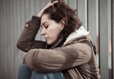 Genç Yetişkin depresif utanç felling ve umutsuz şehir depresyon yalnızlık ruh sağlığı duygusal kentsel sokakta tek başına oturmak sosyal şiddet edici ilişki ve taciz kavramı ağrı.