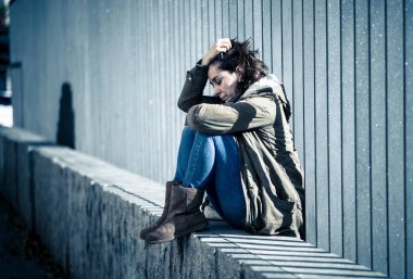 Genç Yetişkin depresif utanç felling ve umutsuz şehir depresyon yalnızlık ruh sağlığı duygusal kentsel sokakta tek başına oturmak sosyal şiddet edici ilişki ve taciz kavramı ağrı.