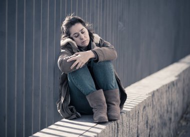 Genç Yetişkin depresif utanç felling ve umutsuz şehir depresyon yalnızlık ruh sağlığı duygusal kentsel sokakta tek başına oturmak sosyal şiddet edici ilişki ve taciz kavramı ağrı.