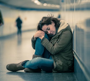 Genç Yetişkin utanç felling depresif ve umutsuz tek başına oturmak içinde depresyon yalnızlık ruh sağlığı zemin Metro City duygusal ağrı sosyal şiddet edici ilişki ve taciz kavramı.