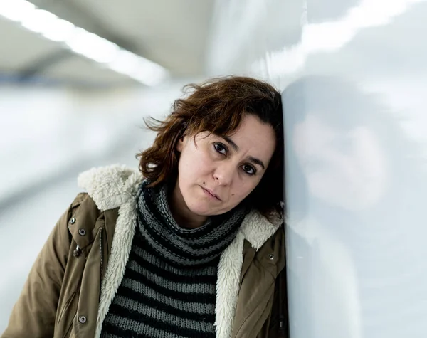 Mulher Sem Esperança Exausta Sofrendo Depressão Ansiedade Túnel Metrô Questões — Fotografia de Stock