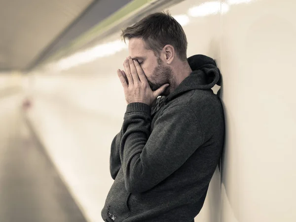 Triste Sem Emprego Jovem Chorando Sofrendo Depressão Estresse Sentado Túnel — Fotografia de Stock