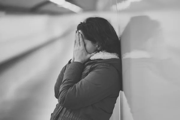 Δυστυχισμένος Νεαρή Γυναίκα Που Πάσχει Από Κατάθλιψη Και Άγχος Που — Φωτογραφία Αρχείου
