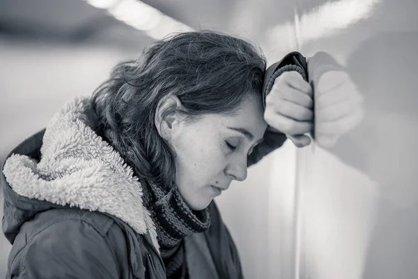 Δυστυχισμένος Νεαρή Γυναίκα Που Πάσχει Από Κατάθλιψη Και Άγχος Που — Φωτογραφία Αρχείου