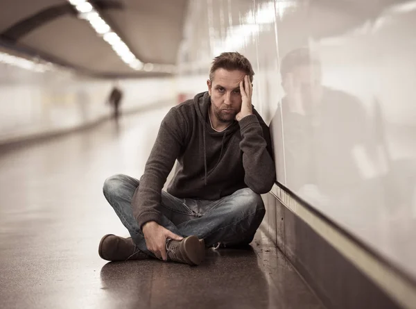 Trieste Jongeman Huilende Lijden Depressie Stress Zittend Grond Straat Metro — Stockfoto