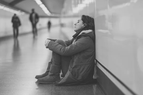 恥を伐採若い大人が落ち込んでいるし だけで座っている絶望的な地下鉄市うつ病孤独精神衛生の地面の感情的な痛みの社会的な暴力虐待的な関係やハラスメントの概念 — ストック写真