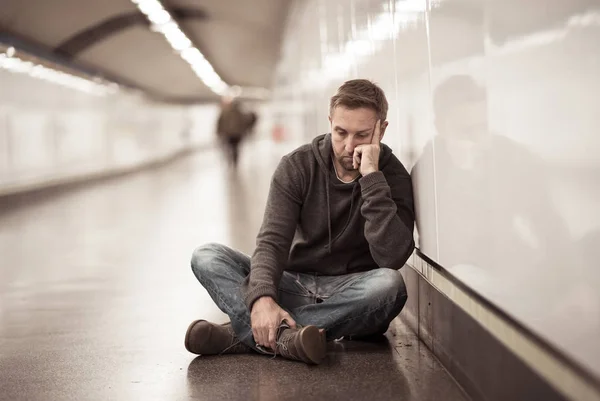 Sorgsen Ung Man Gråtande Lidande Depression Stress Sitter Marken Gatan — Stockfoto