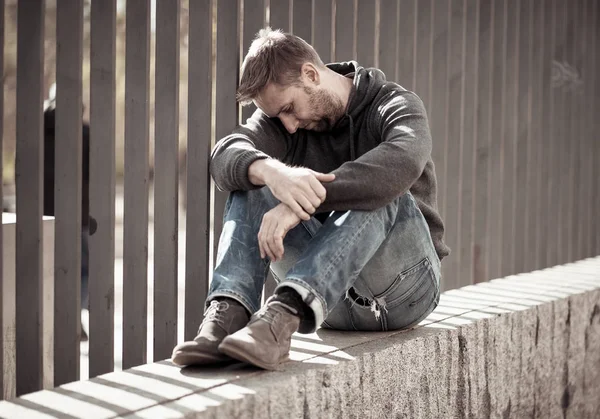 Aantrekkelijke Jongeman Lijden Depressie Stress Zit Alleen Verdrietig Straat Gevoel — Stockfoto