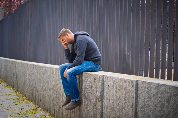 Vonzó Fiatalember Depresszió Stressz Ülő Egyedül Szomorú Érzés Nyugtalan Magányos — Stock Fotó