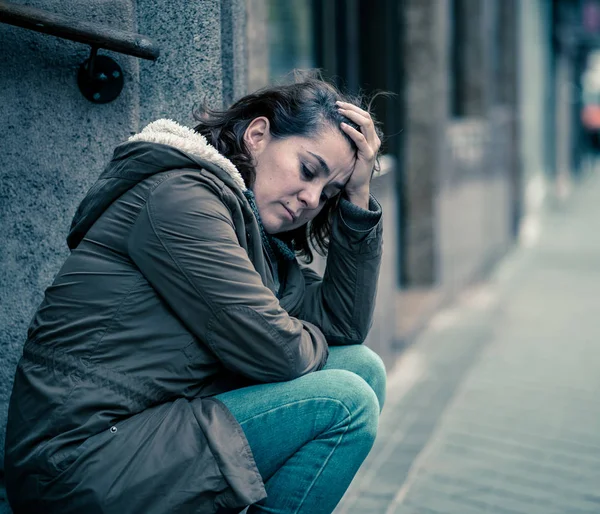 Aantrekkelijke Vrouw Lijdt Aan Depressie Kappen Trieste Ongelukkige Verdrietig Eenzaam — Stockfoto