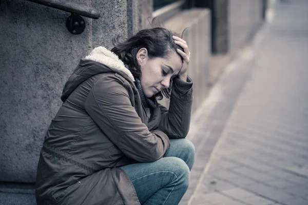 Aantrekkelijke Vrouw Lijdt Aan Depressie Kappen Trieste Ongelukkige Verdrietig Eenzaam — Stockfoto