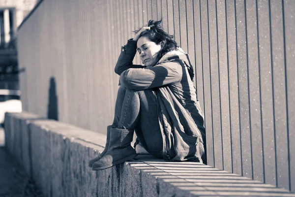 ヤング アダルト落ち込んで恥を伐採とうつ病孤独メンタルヘルス感情の都市街で一人で座っている絶望的な痛みの社会的な暴力虐待的な関係やハラスメントの概念 — ストック写真