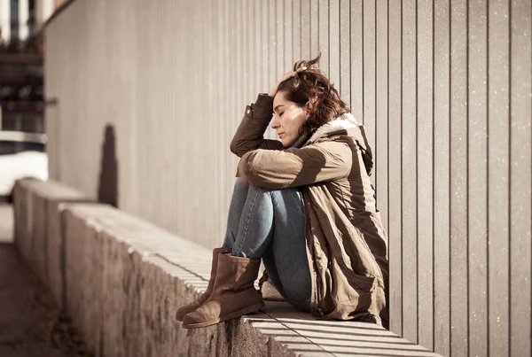 Giovane Adulto Abbattimento Vergogna Depresso Senza Speranza Seduto Solo Città — Foto Stock