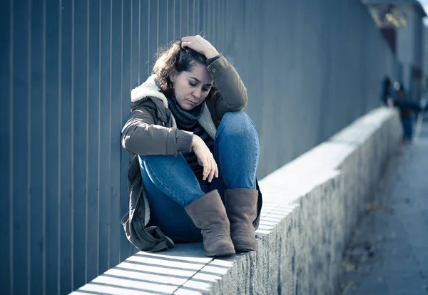 Jovem Adulto Derrubando Vergonha Deprimido Sem Esperança Sentado Sozinho Cidade — Fotografia de Stock