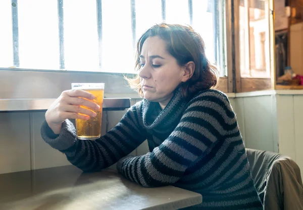Porträt Einer Attraktiven Lateinamerikanischen Frau Die Einer Kneipe Bier Trinkt — Stockfoto
