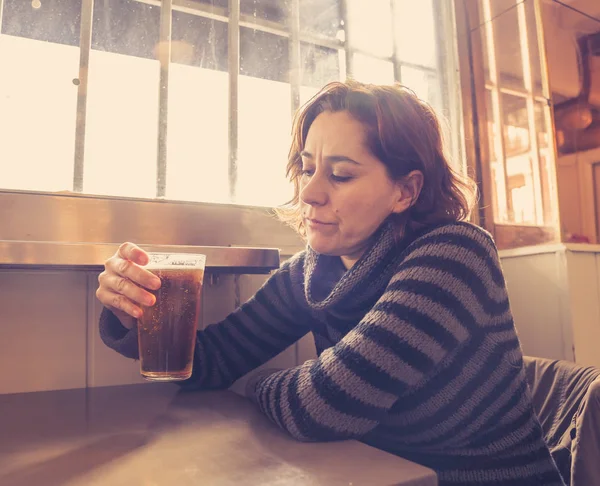 Portret Van Een Aantrekkelijke Vrouw Van Latijns Bier Drinken Een — Stockfoto