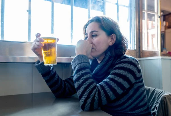 술집에서 맥주를 마시는 매력적인 여자의 초상화 외로운 알코올 우울증 개념에 — 스톡 사진