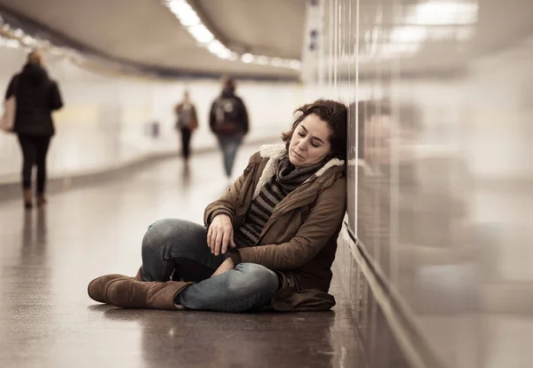 Ung Vuxen Avverkning Skam Deprimerad Och Hopplös Sitter Ensam Subway — Stockfoto