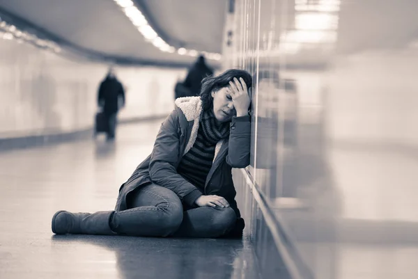 Mladý Dospělý Kácení Škoda Depresi Beznadějné Sedícího Metro City Deprese — Stock fotografie