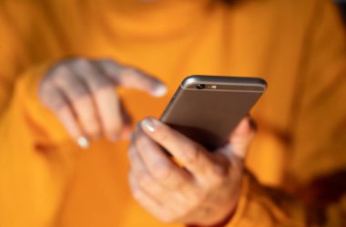 Genç kadın veya genç renkli arka plan ve ekran ışığında Internet ve mobil bağımlılığı Cyberbullying iletişim içinde sosyal medya app ve Modern teknoloji kavramı üzerinde metin gönderme.