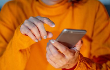 Genç kadın veya genç renkli arka plan ve ekran ışığında Internet ve mobil bağımlılığı Cyberbullying iletişim içinde sosyal medya app ve Modern teknoloji kavramı üzerinde metin gönderme.