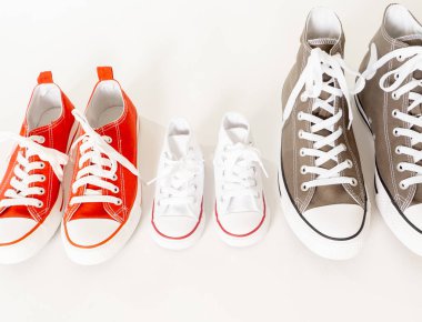 Lastikbotlar spor ayakkabı, baba anne ve oğlu kız beyaz arka plan kopya alanı beraberlik aile ebeveynlik eğitim ve yaşam tarzı kavramı farklı boyutlarda izole kavramsal görüntü.