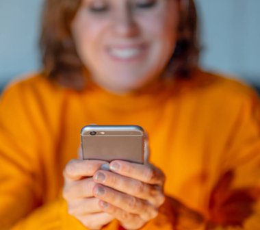Neşeli mutlu genç kadın ya da bir metin gönderme ve sosyal medyada sohbet veya iletişim yeni teknoloji telefon bağımlılığı app ve parlak ekran ışık Online Tarih kavramı flört genç.