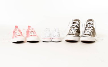 Lastikbotlar spor ayakkabı, baba anne ve oğlu kız beyaz arka plan kopya alanı beraberlik aile ebeveynlik eğitim ve yaşam tarzı kavramı farklı boyutlarda izole kavramsal görüntü.