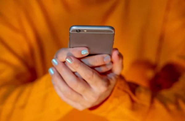 Mãos Mulher Jovem Adolescente Enviando Texto Aplicativo Mídia Social Internet — Fotografia de Stock