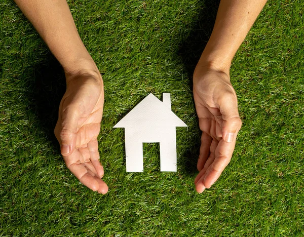 Conceptuele Afbeelding Van Vrouw Handen Beschermen Witte Huis Groene Veld — Stockfoto