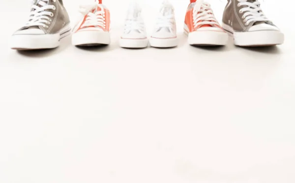 在家庭育儿教育和生活方式概念中 父女母女在不同尺寸的白色背景复制空间上隔离的胶鞋运动鞋的概念形象 — 图库照片