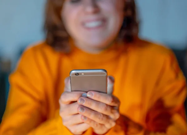 Fröhlich Fröhliche Junge Frau Oder Teenager Senden Einen Text Und — Stockfoto