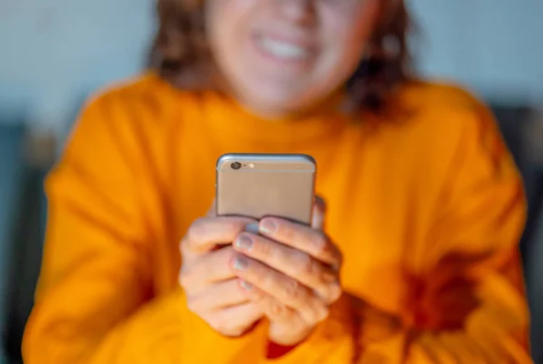 Glad Glad Ung Kvinna Eller Tonåring Skicka Sms Och Chatta — Stockfoto