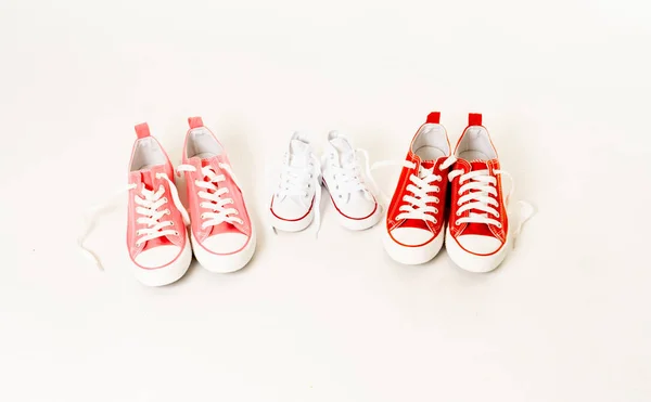 Imagen Conceptual Las Zapatillas Gomitas Dos Madres Hija Hijo Aisladas — Foto de Stock