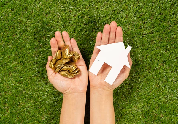 Foto Concettuale Mani Possesso Casa Bianca Denaro Erba Verde Campo — Foto Stock