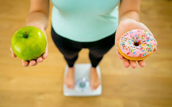 Närbild Kvinna Skala Holding Händerna Apple Och Ringdiagram Att Göra — Stockfoto